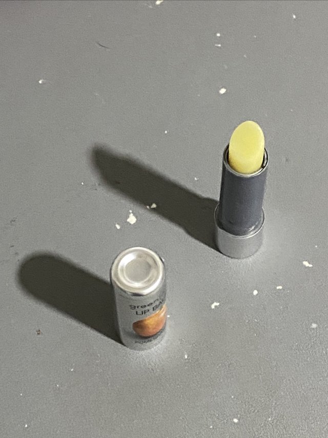 拍照之前记得把唇膏涂好哦！