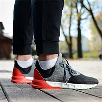 Adidas 跑鞋，让你的脚步更加轻盈自如!