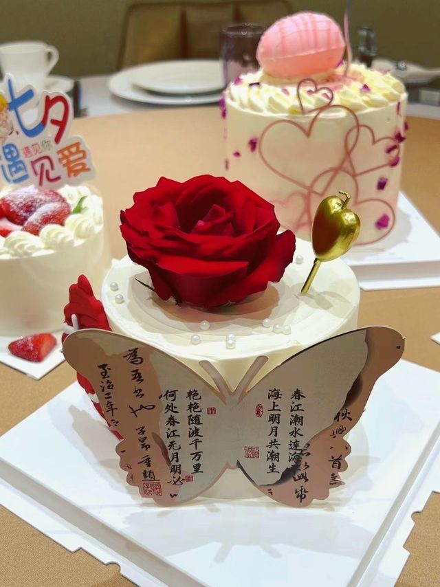 夏日里的惬意与甜蜜，很多是奶油蛋糕带来，