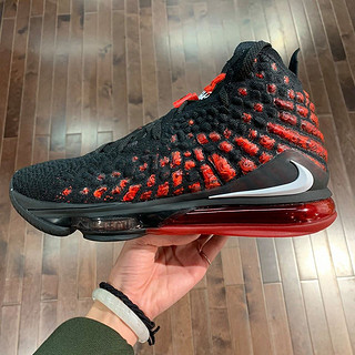 穿上 LeBron 17 篮球鞋，和詹姆斯一起战斗!