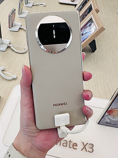 HUAWEI Mate X3 手感是真轻薄 直追直屏手机