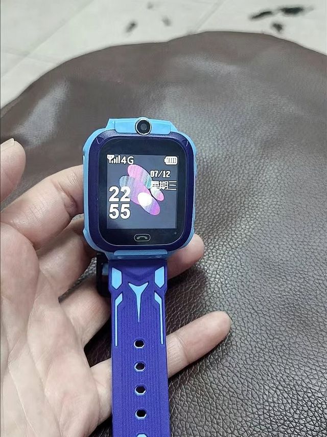 给孩子买了他心心念念的电话手表