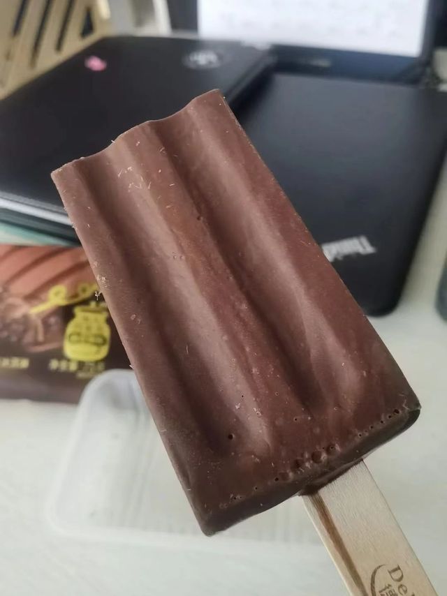 德华磨巧雪糕，巧克力香气弥漫，甜蜜的滋味