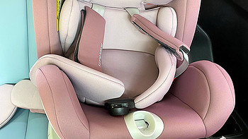 带孩子坐车一定要给他买一个儿童安全椅，这样可以有效的保护到孩子的安全