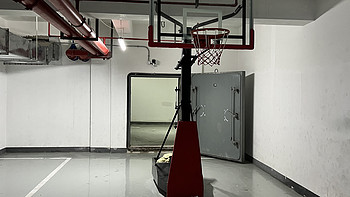 为了打篮球，在地下室装了一个可移动篮球架