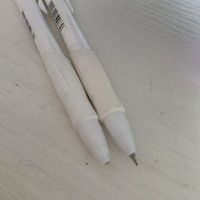 黑色水笔是一种常见的书写工具，它的主要作用是用于书写和绘画