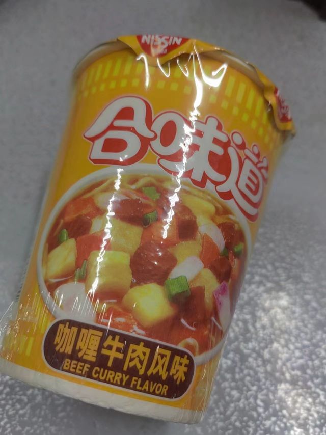 很浓郁的咖喱牛肉方便面。