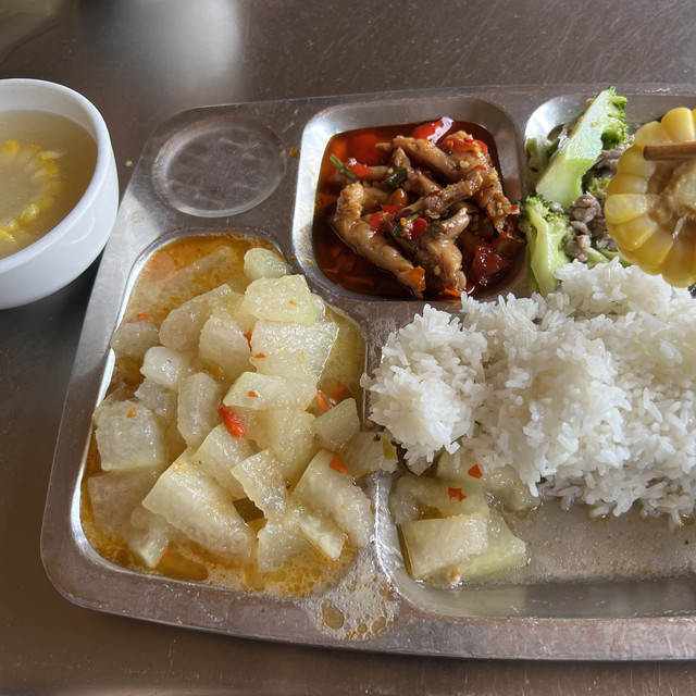 15年后又来体验学校食堂，你们也是这种分格的餐盘吗？