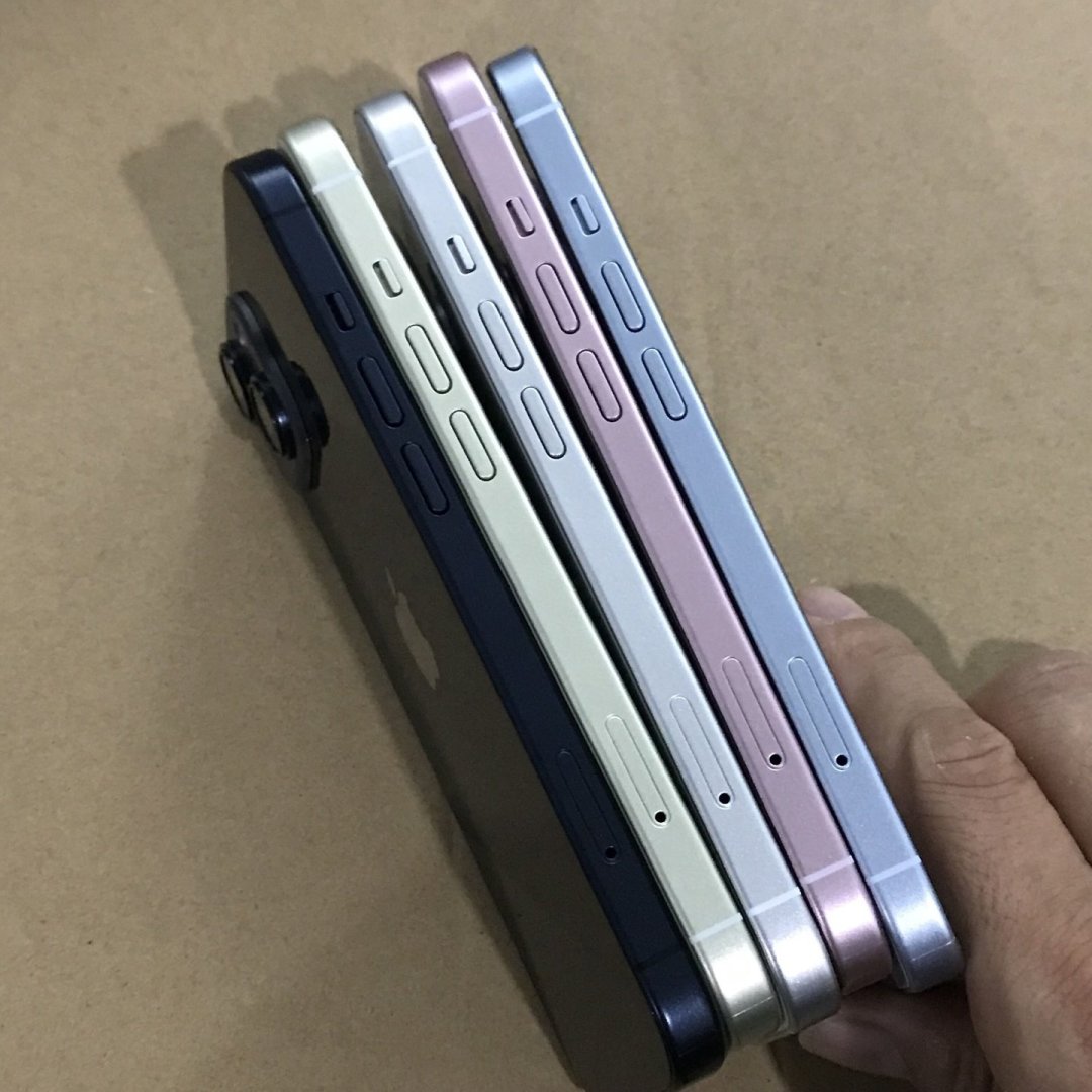 苹果 iPhone 15 / Pro 机模展示,预计将提供 5 种和 4 种配色 苹果 iPhone 15/Pro 机模亮相:Pro版金色或被砍,新增泰坦灰、深蓝配色