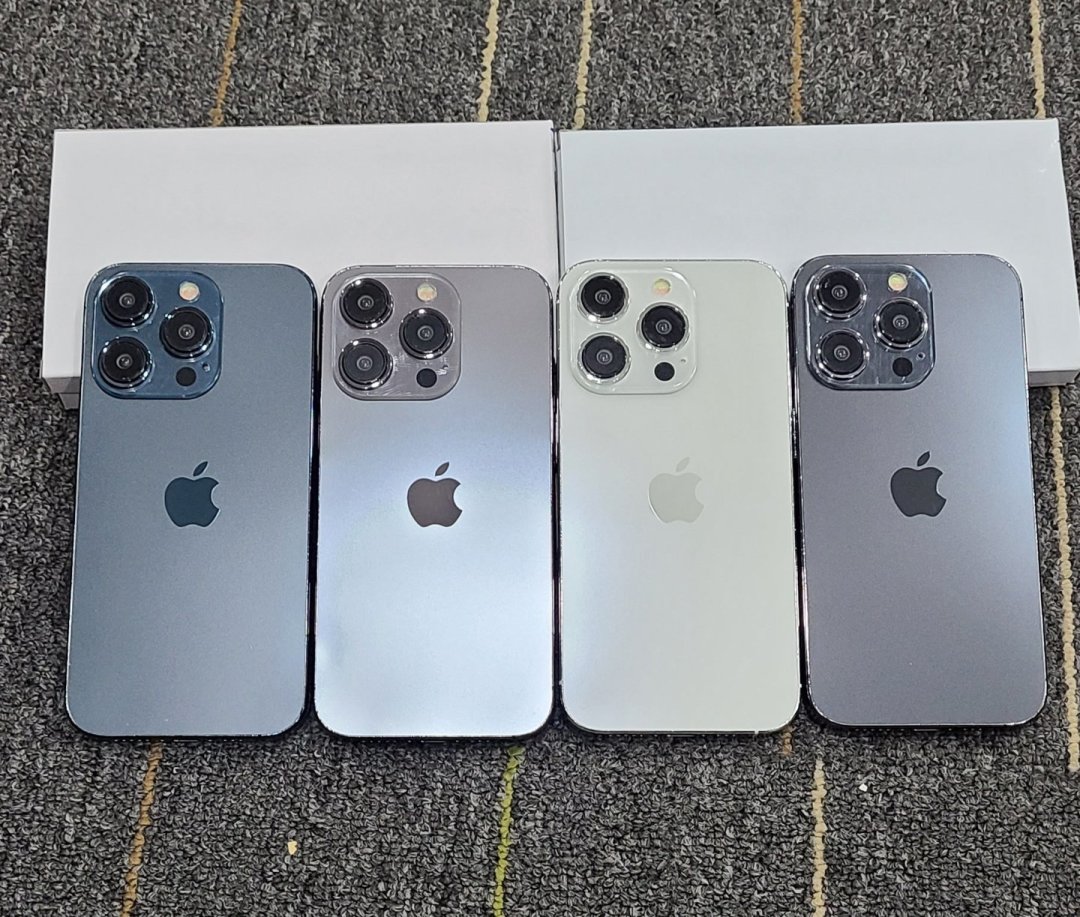 苹果 iPhone 15 / Pro 机模展示,预计将提供 5 种和 4 种配色 苹果 iPhone 15/Pro 机模亮相:Pro版金色或被砍,新增泰坦灰、深蓝配色