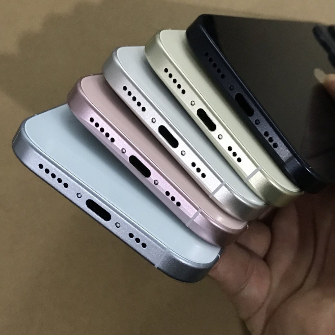 苹果 iPhone 15 / Pro 机模展示,预计将提供 5 种和 4 种配色 苹果 iPhone 15/Pro 机模亮相:Pro版金色或被砍,新增泰坦灰、深蓝配色