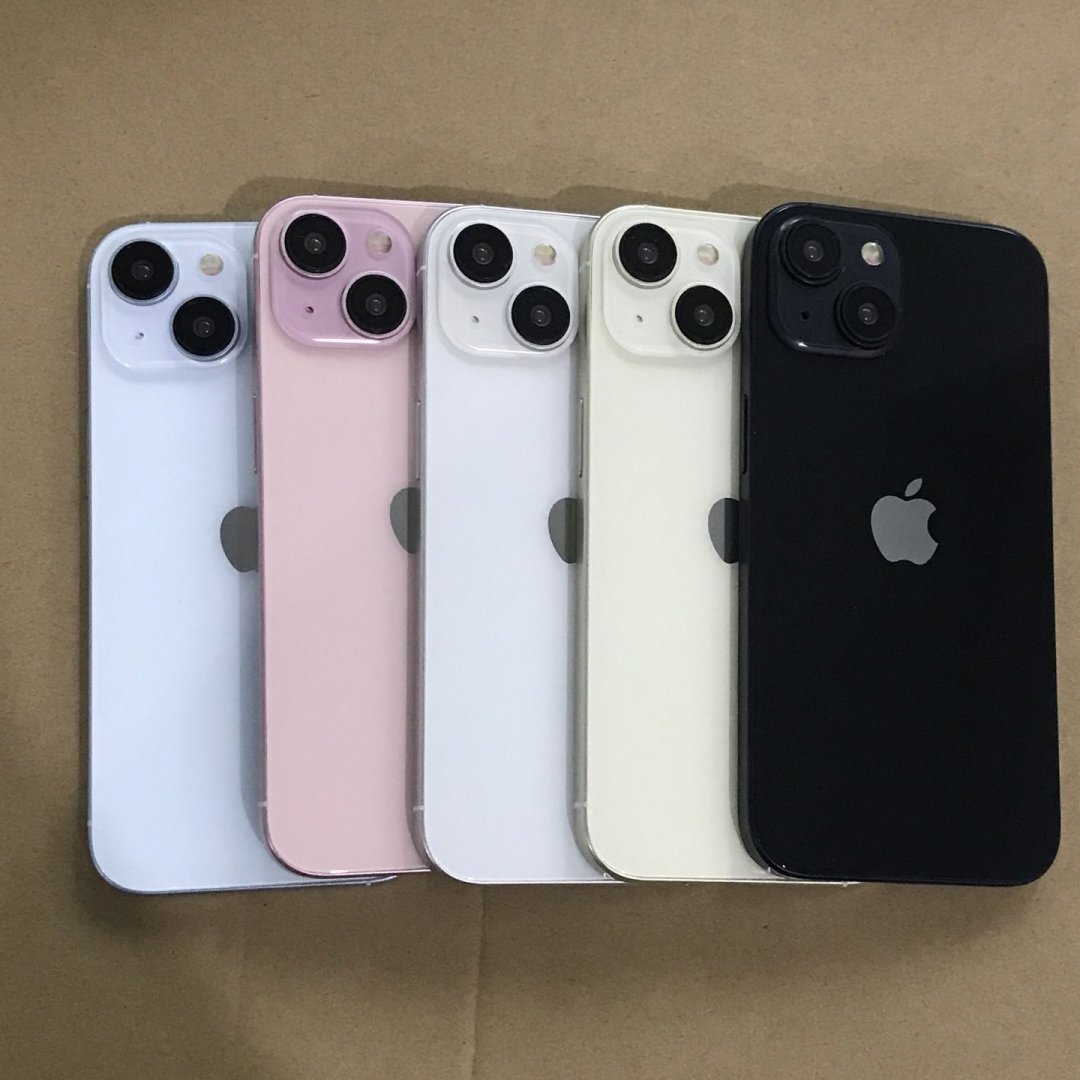苹果 iPhone 15 / Pro 机模展示,预计将提供 5 种和 4 种配色 苹果 iPhone 15/Pro 机模亮相:Pro版金色或被砍,新增泰坦灰、深蓝配色