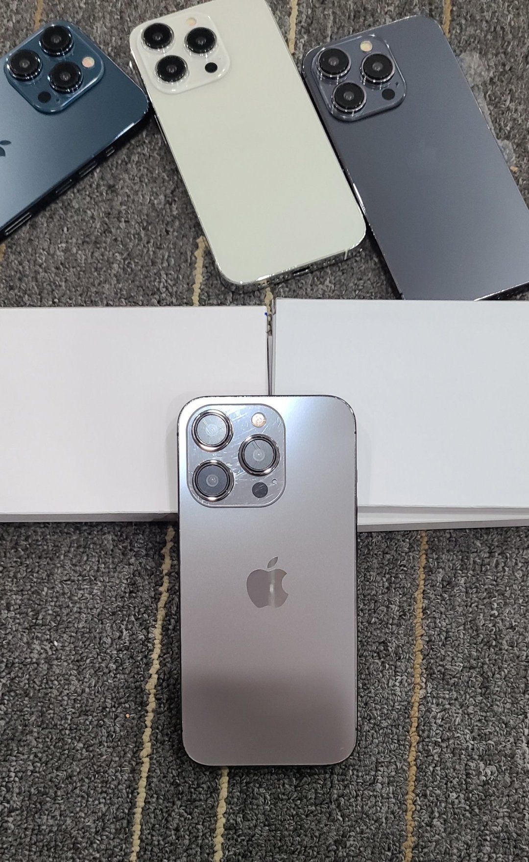 苹果 iPhone 15 / Pro 机模展示,预计将提供 5 种和 4 种配色 苹果 iPhone 15/Pro 机模亮相:Pro版金色或被砍,新增泰坦灰、深蓝配色