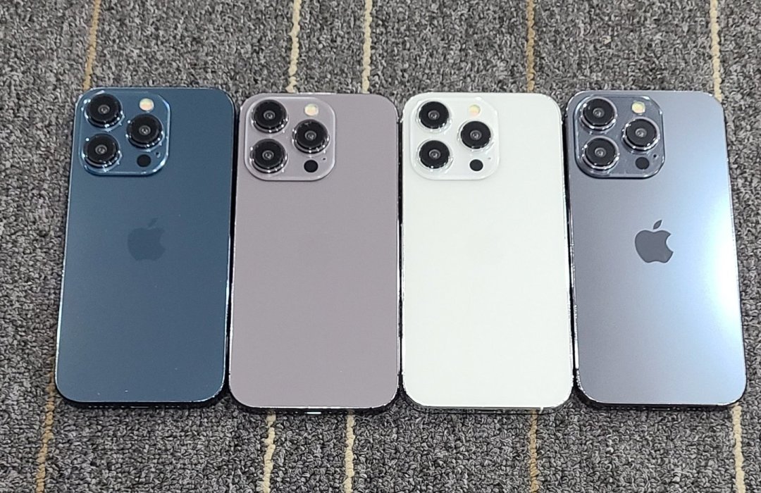 苹果 iPhone 15 / Pro 机模展示,预计将提供 5 种和 4 种配色 苹果 iPhone 15/Pro 机模亮相:Pro版金色或被砍,新增泰坦灰、深蓝配色