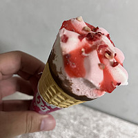 美味可口的草莓甜筒，让你瞬间幸福感飙升！