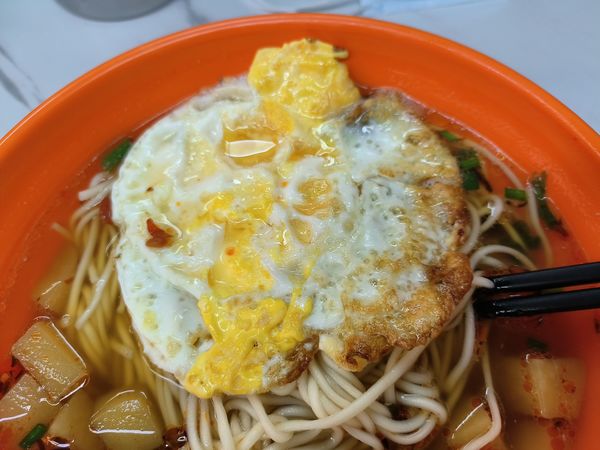辣酱面加蛋，生活好味道