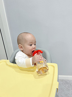 这款弧形吸管杯让宝宝喝奶更轻松～