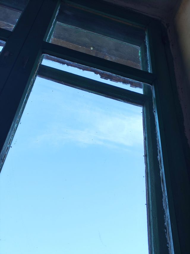 透过窗户看天空