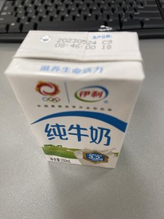 伊利纯牛奶：营养丰富，口感纯正