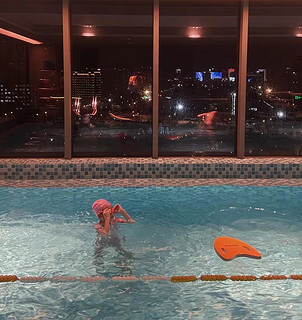 去酒店游泳，给孩子带块浮板