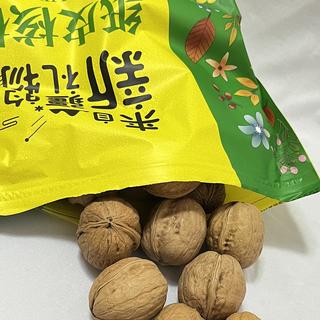纸皮核桃轻松剥，大口吃肉好享受！