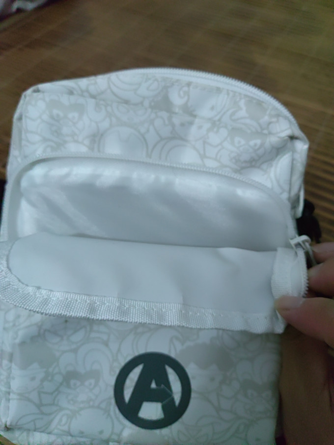 名创优品女士单肩包