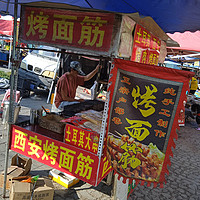 集市的糕点，烤串可真香啊