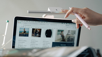 笔记本也有光明的未来：明基 LaptopBar 笔记本随行灯