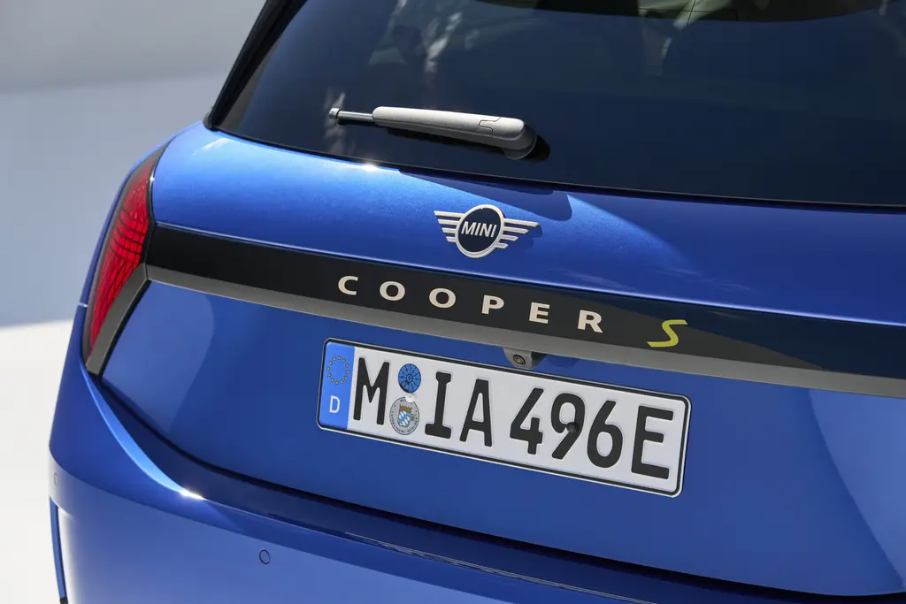 2023慕尼黑车展：MINI 发布 Cooper E / SE 两款车型，续航 305 / 402 公里