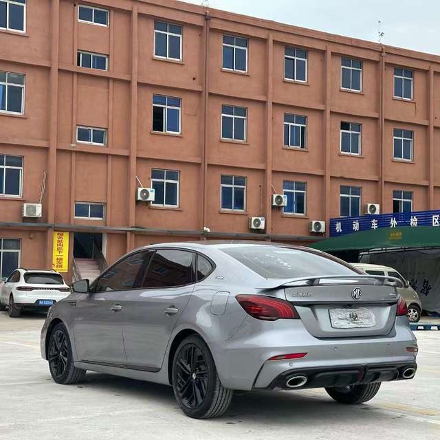 名爵6的前脸设计充满了现代感和运动感，以下是其主要特点