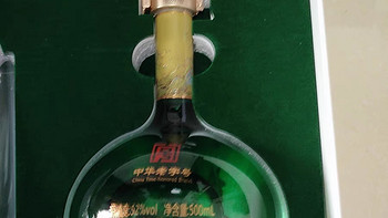 新品华山论剑西凤酒，绵柔凤香型，送长辈酒500mL*2，价格亲民。