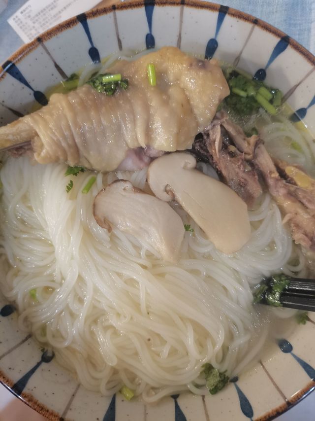 重庆人也赞不绝口的不加辣米线—松茸土鸡米