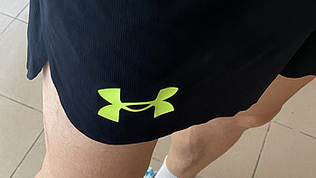 这条UA小短裤我评它为今年最佳跑步短裤