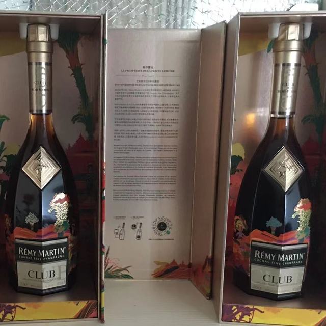 又到了一年一度的中秋了，4号晚上买了两瓶人头马CLUB的中秋礼盒限量版的白兰地！！！