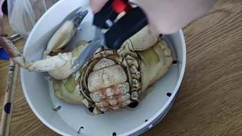 吃螃蟹的工具也是必不可少的
