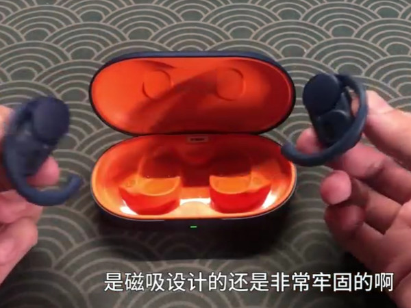 1Mii一魔声学E35采用磁吸设计，一放就充上电