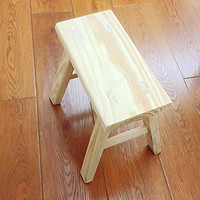 纯手工打造的小凳子：长方形凳面，棱角分明，木纹清晰，榫卯结构