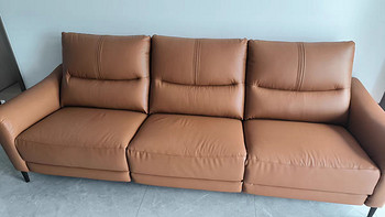 ：顾家家居纳帕电动真皮沙发，舒适实用价格亲民。