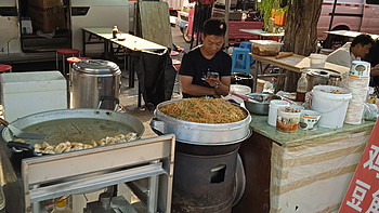 集市溜达运动完，吃豆角焖面十块钱一大碗