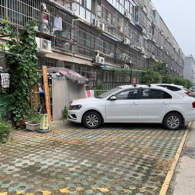 运动完租了一年车位吃个饭，一身汗