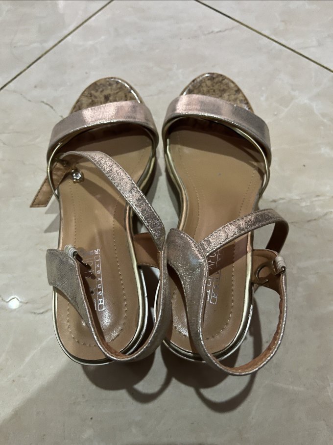 这么高的坡跟防水台凉鞋你买过吗?