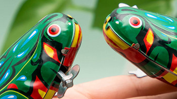 超级复古怀旧的玩具——铁皮青蛙跳跳蛙！