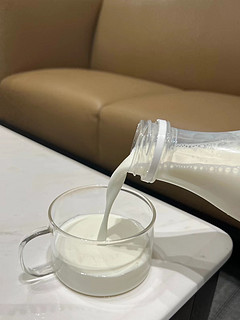 鲜奶门喝每日鲜语，更浓醇，更高营养！