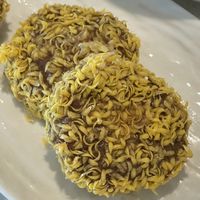 爆汁牛肉饼，口感酥脆，汁水四溢，美味暴击