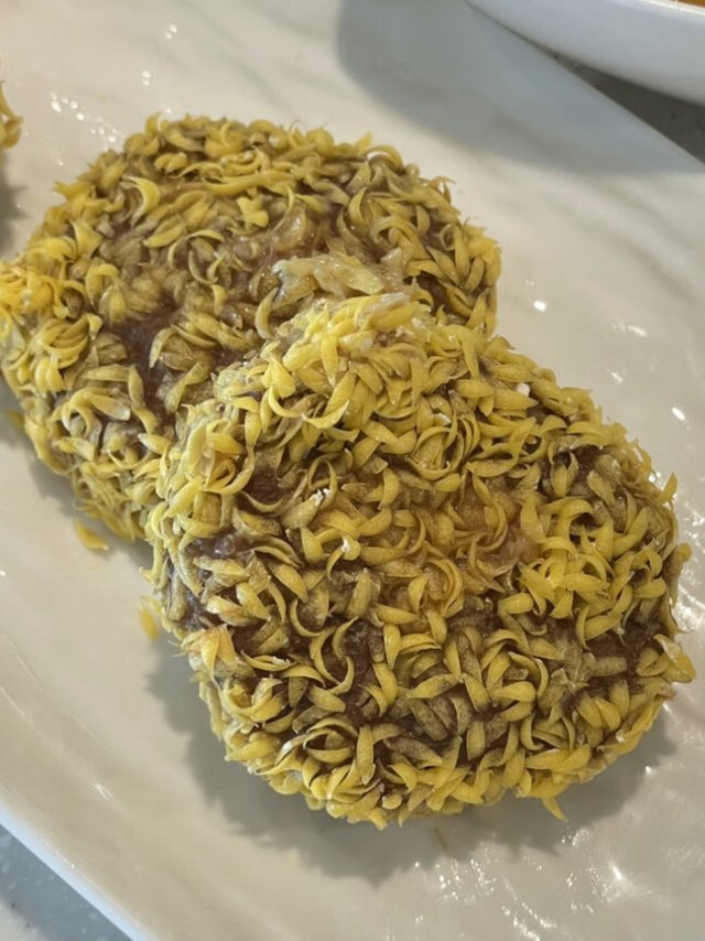 爆汁牛肉饼，口感酥脆，汁水四溢，美味暴击