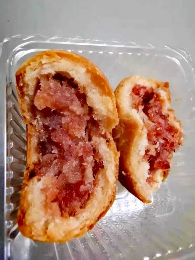 最喜欢吃云腿月饼，尤其爱里面的肉