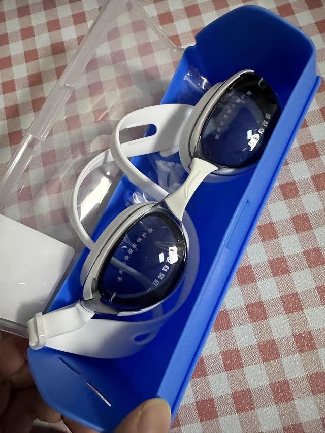 李宁泳镜游泳的绝佳伴侣