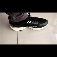361度泡沫2.0运动鞋：纯黑流线型设计，银色反光线条，短途跑步与日常出行的理想选择