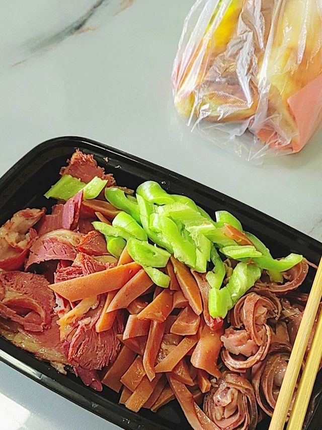天上龙肉，地下驴肉，吃驴肉配羊肉，有这吃
