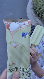 茉莉荔枝味流心冰淇淋